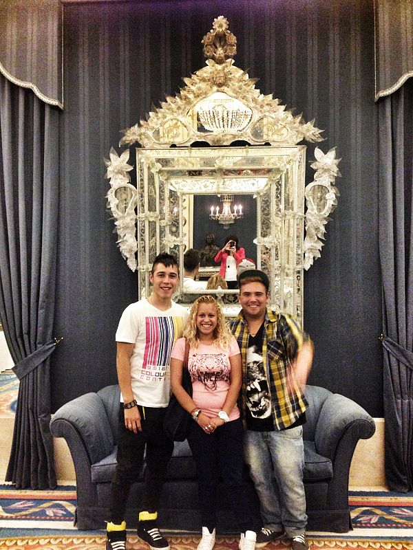 Rober, Mafer y Dani asisten al estreno del Barbero de Sevilla y visitan por primera vez el Teatro Real