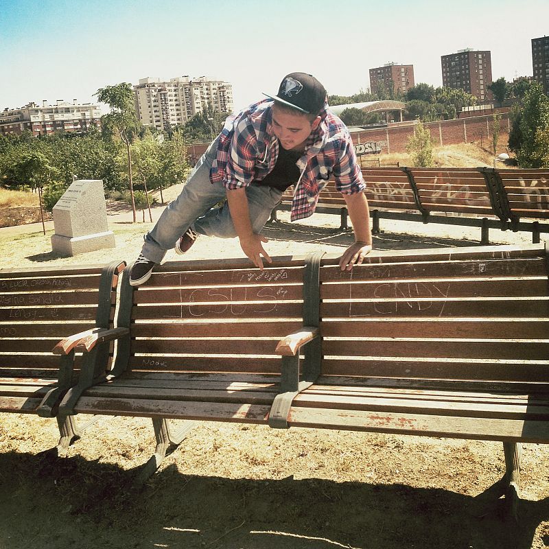 Dani vive en Orcasur y le gusta saltar los obstáculos de la vida.