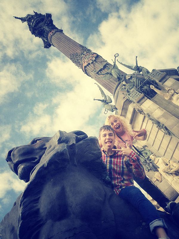 Mafer y Rober viajan a Barcelona y aprovechan para hacer turismo justo antes de trabajar en el último concierto de Pablo Alborán