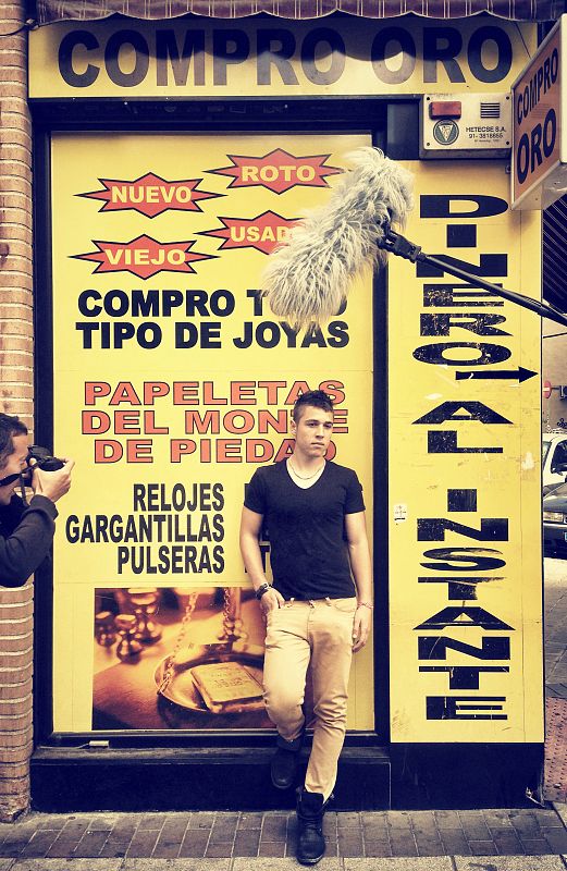 Rober posando para unas fotos que le hicieron para el proyecto Gira.