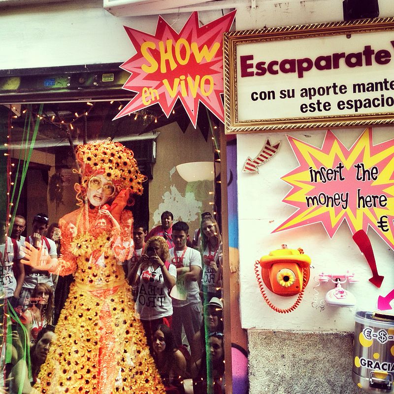 Los chicos que son finalistas de los Premios Buero de Teatro Joven visitan teatros alternativos de Madrid.