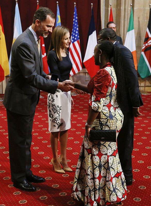La periodista congoleña Caddy Adzuba (2d), Premio de la Concordia 2014, recibe la medalla de manos de los reyes