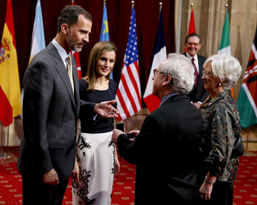 Los reyes, Felipe y Letizia, conversan con el escritor John Banville (2d), Premio Príncipe de Asturias de la Letras