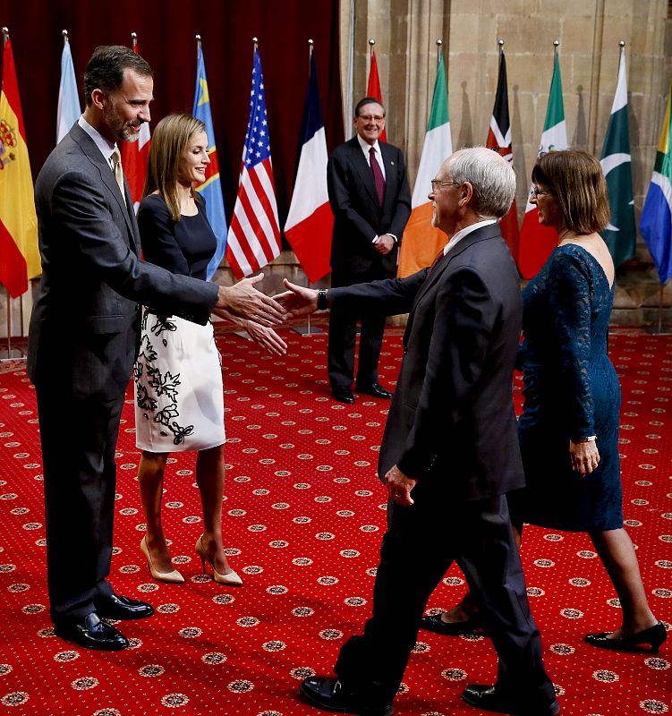 Los reyes, Felipe y Letizia, saludan al químico Mark E. Davis (2d), Premio de Investigación Científica y Técnica