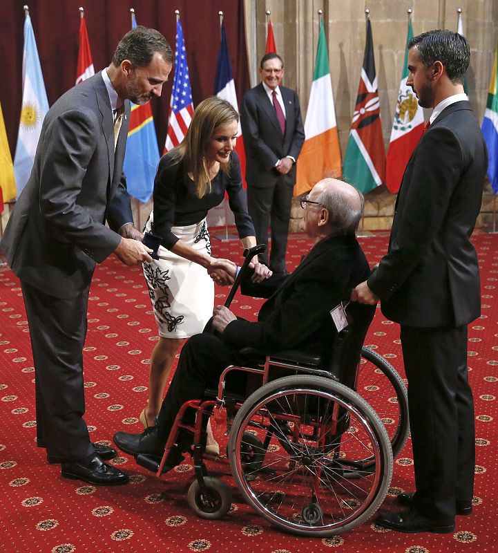 Los reyes saludan al humorista gráfico Joaquín Salvador Lavado Tejón "Quino" (2d), creador de Mafalda, Premio de Comunicación y Humanidades