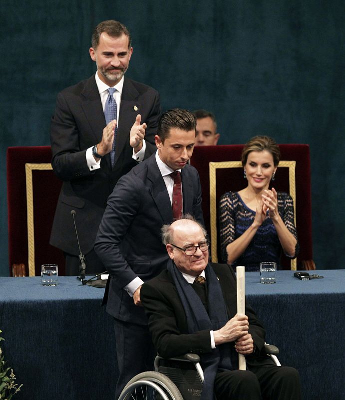 El humorista gráfico Joaquín Salvador Lavado Tejón "Quino", tras recibir de manos de don Felipe el Premio Príncipe de Asturias de Comunicación y Humanidades 2014