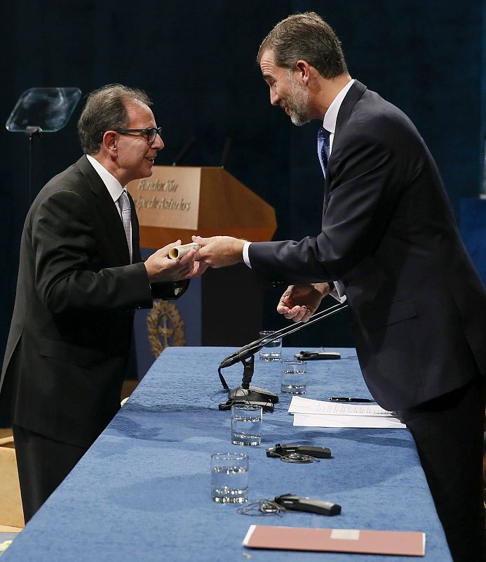 El rey Felipe VI entrega al químico valenciano Avelino Corma, el Premio Príncipe de Asturias de Investigación Científica y Técnica