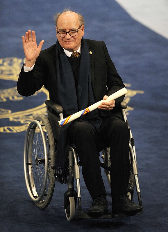 Joaquin Salvador Lavado, Quino, saluda al público tras recibir el Príncipe de Asturias de la Comunicación