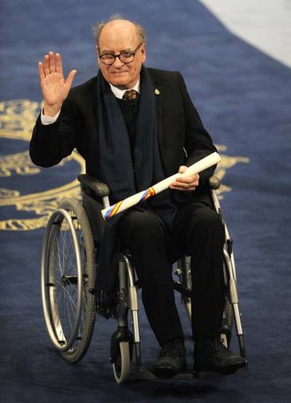 Joaquin Salvador Lavado, Quino, saluda al público tras recibir el Príncipe de Asturias de la Comunicación