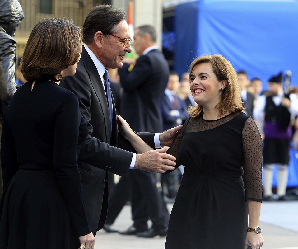 La vicepresidenta del Gobierno, Soraya Sáenz de Santamaría, saluda al presidente de la Fundación Principe de Asturias, Matías Rodríguez Inciarte