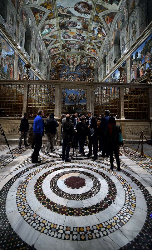 Periodistas mirando la nueva iluminación de la Capilla Sixtina