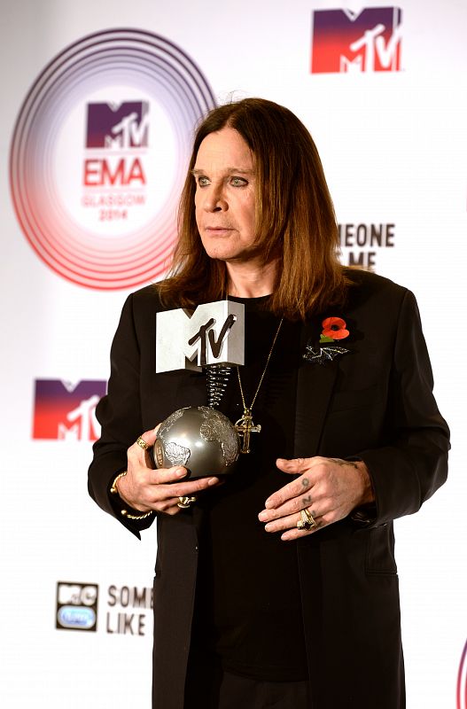 El cantante Ozzy Osborune posa con su premio a "Icono Global".