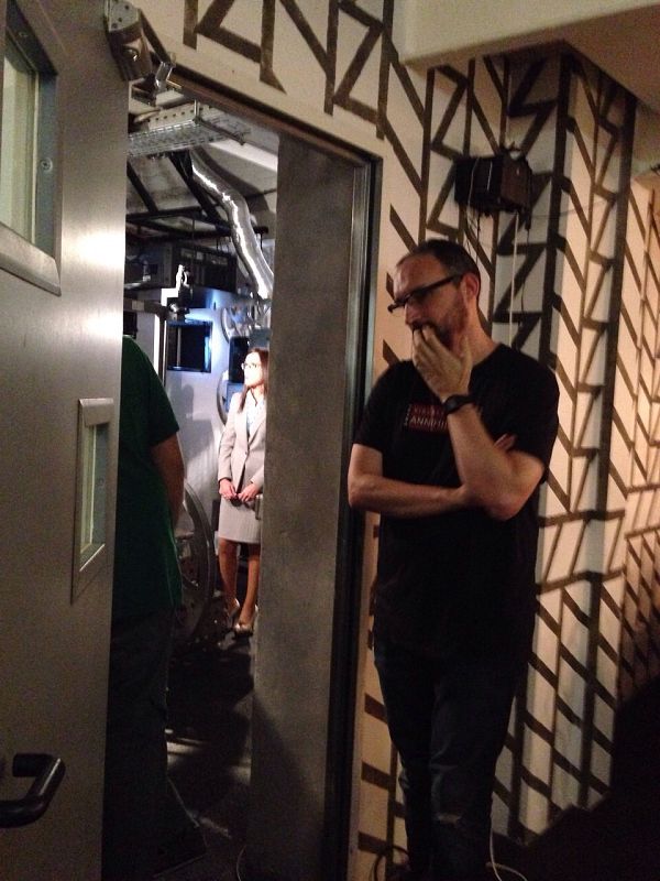 Este señor que escucha ante el dintel de la puerta cómo graban el programa, es el guionista Joan Pons