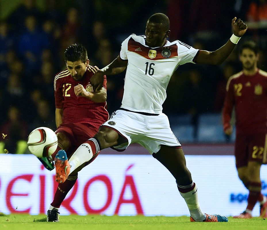 El jugador español Nolito lucha con el defensa alemán Antonio Rudiger.