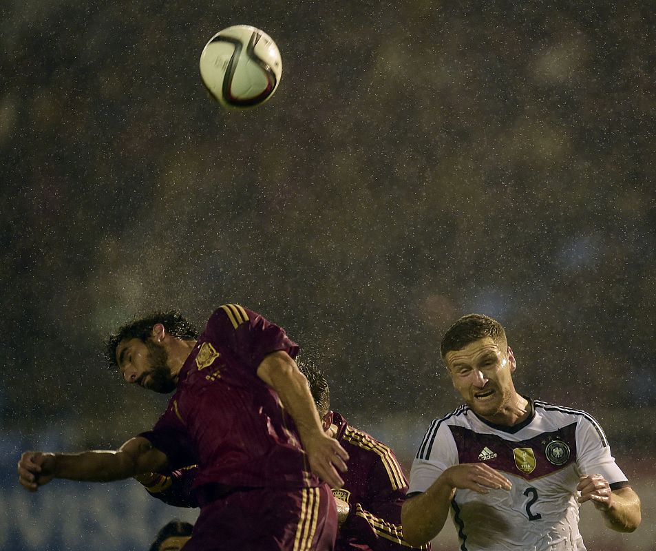 El centrocampista atlético Raúl Garcia intenta zafarse de la marca del defensa Shkodran Mustafi.
