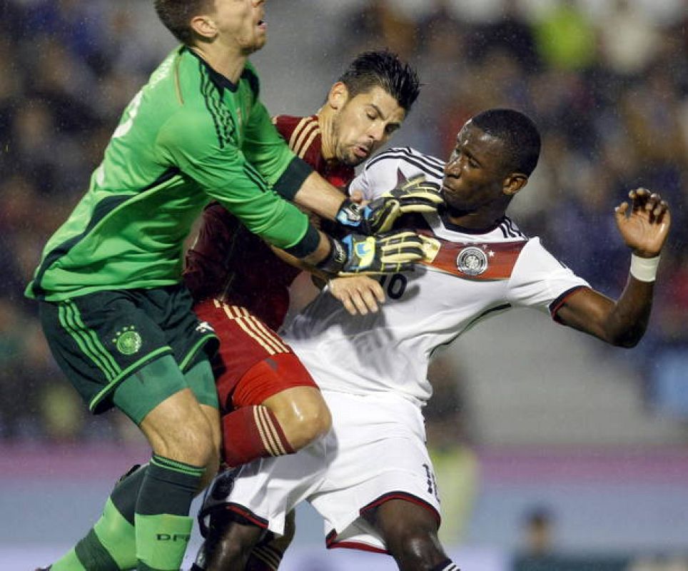 El defensa de la selección alemana Antonio Rüdiger (d) y el delantero de España Manuel Agudo "Nolito" junto al portero de Alemnia Ron-Robert Zieler.