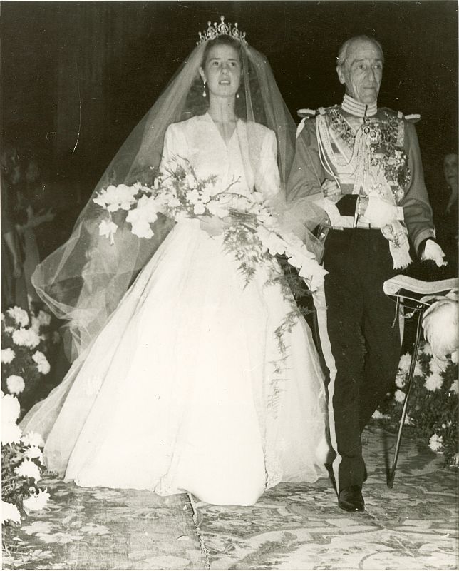 Cayetana de la mano de su padre, Jacobo Fitz James Stuart, padrino de la boda