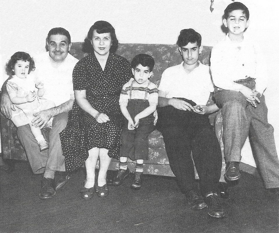Frank Zappa en su niñez rodeado por su familia, imagen incluida en sus "Memorias"