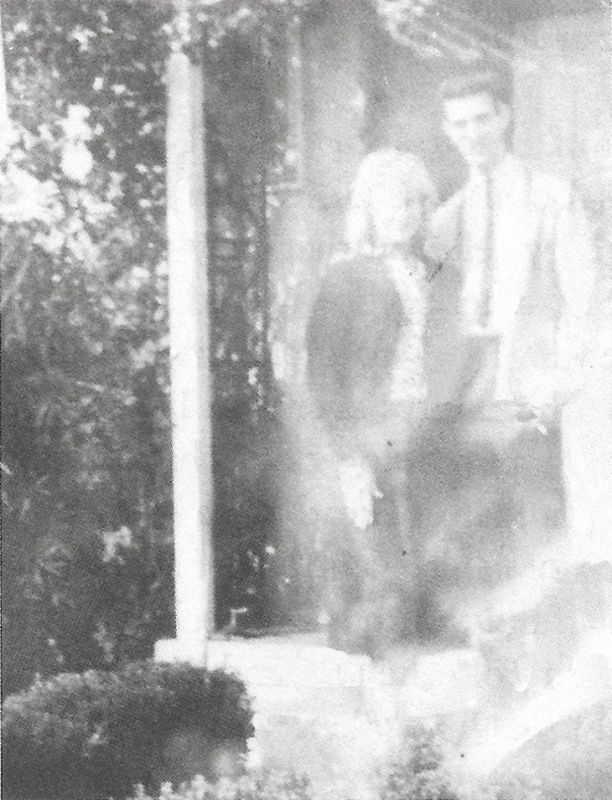 Frank Zappa con 20 años y su primera mujer, Kay Sherman