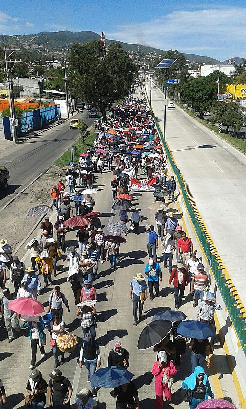 Cientos de estudiantes y familiares de los estudiantes desaparecidos en Iguala caminan hacia Chilpancingo, capital del estado de Guerrero