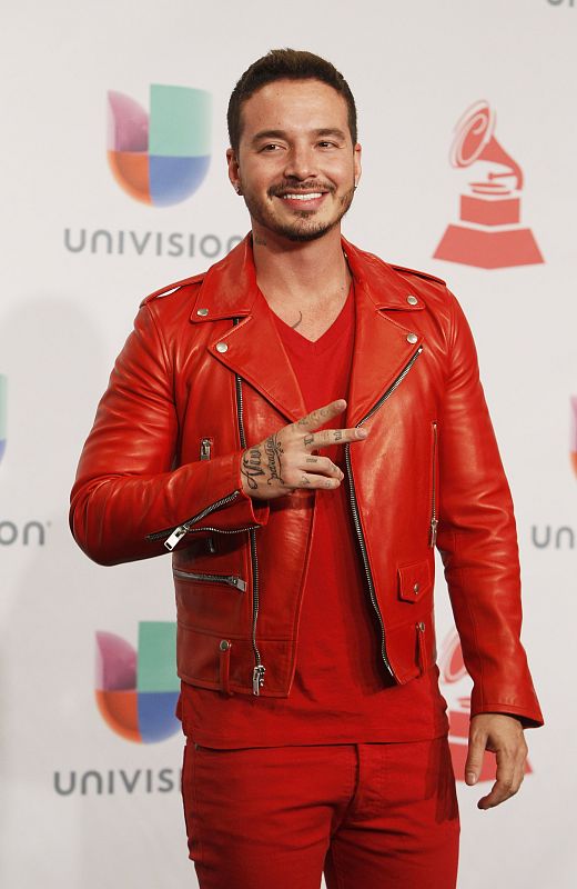 El cantante de reggaeton colombiano J Balvin posa en el backstage de la XV gala de los Grammy Latino.