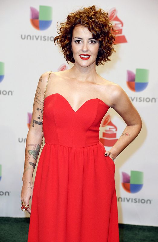 La cantante Vega posa a su llegada a la decimoquinta edición de los Grammy Latino.