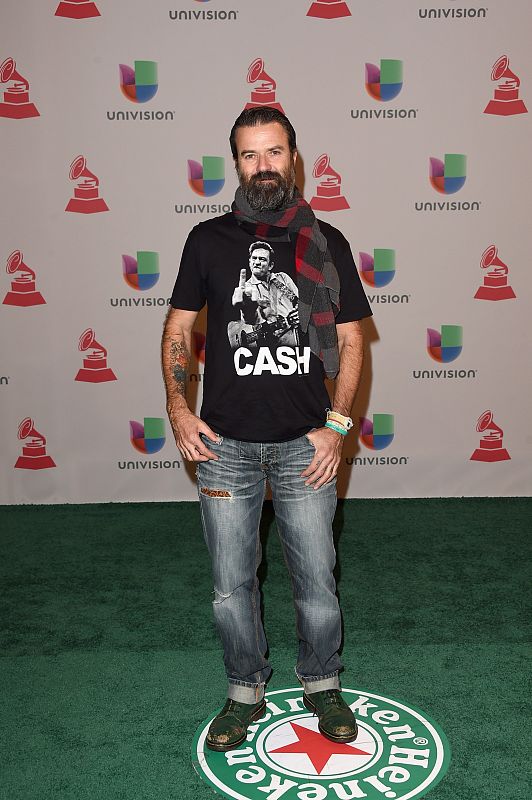 Pau Dones ,cantante del grupo Jarabe de Palo, en la alfombra roja de los Grammy Latino.