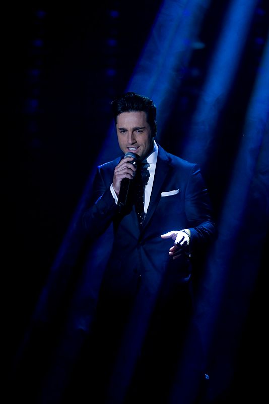 David Bustamante ha decidido celebrar la Navidad con sus amigos sobre el escenario de TVE cantando los temas de su último disco, Vivir