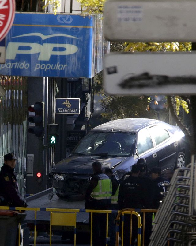 Una grúa retira el coche que un hombre había empotrado en la sede del PP de Madrid