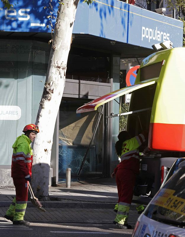 HOMBRE EMPOTRA COCHE EN LA SEDE DEL PARTIDO POPULAR EN MADRID