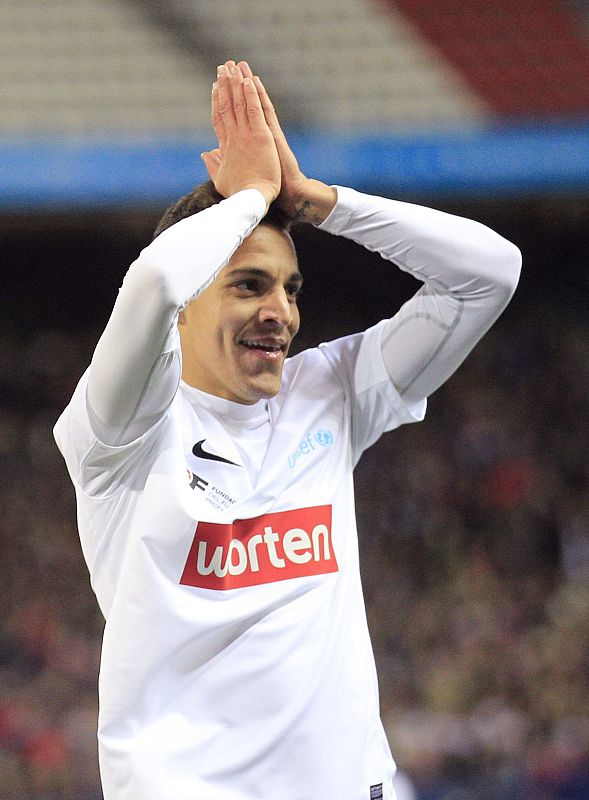 Rodrigo (Valencia) celebra el primer gol de la noche.