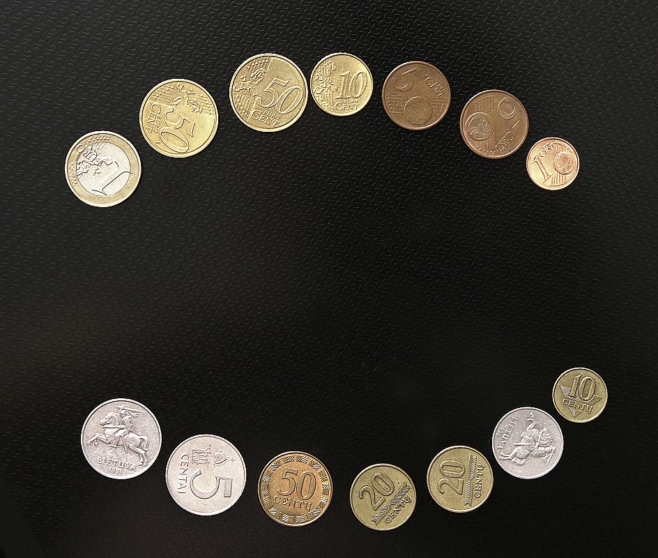 Monedas de euro junto a litas lituanas