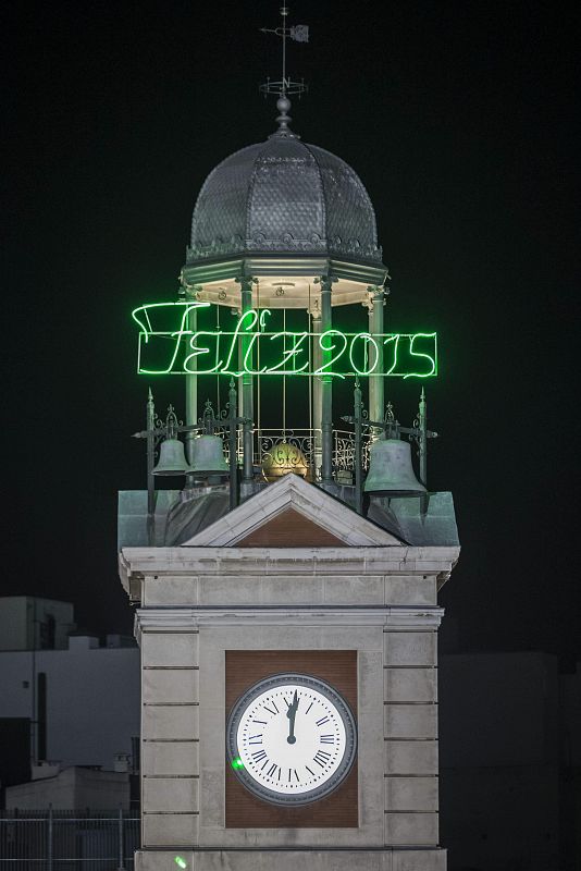 El reloj de la Puerta del Sol, en la sede del Gobierno de la Comunidad de Madrid, acompaña a millones de ciudadanos que siguen las campanadas por televisión.