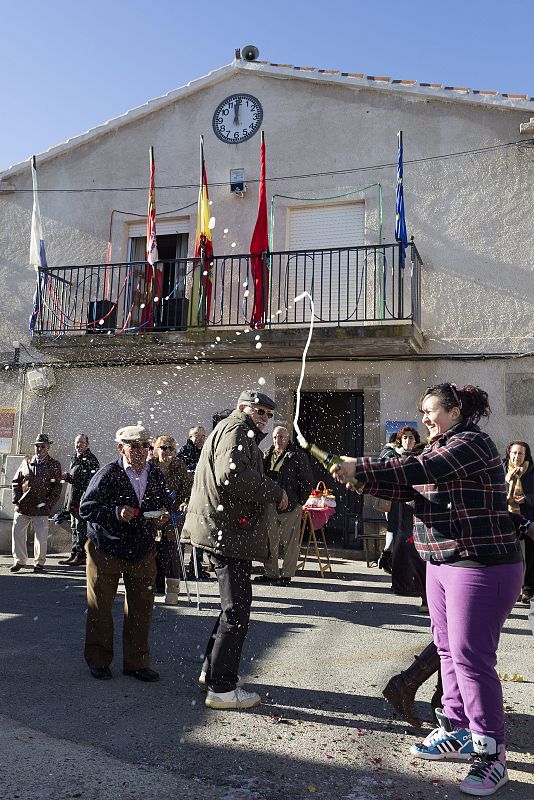 Uno de los pueblos que recibió 2015 con 12 horas de antelación en España fue Villar de Corneja (Ávila).