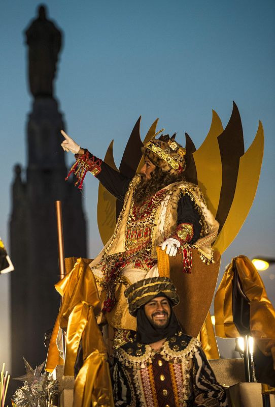 El rey Gaspar saluda a su paso por el Sagrado Corazón en Bilbao