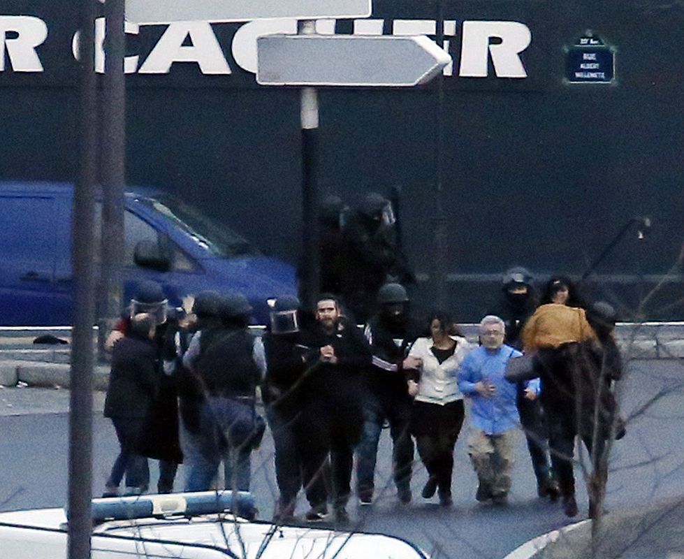 Momento de la evacuación de dos rehenes tras el asalto policial a la tienda. Según fuentes oficiales, han muerto al menos cinco personas en el asalto, entre ellos varios rehenes.