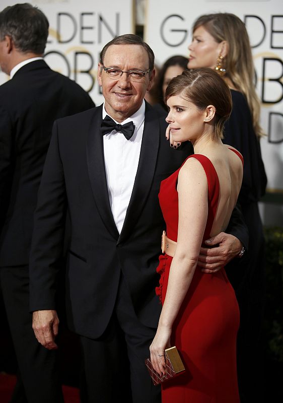 Los actores de 'House of Cards' Kevin Spacey y Kate Mara a su llegada a la 72 edición de los Globos de Oro.