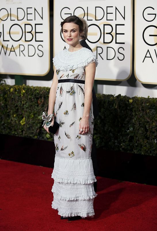 Keira Knightley posa en la alfombra roja a su llegada a la ceremonia de los Globos de Oro.