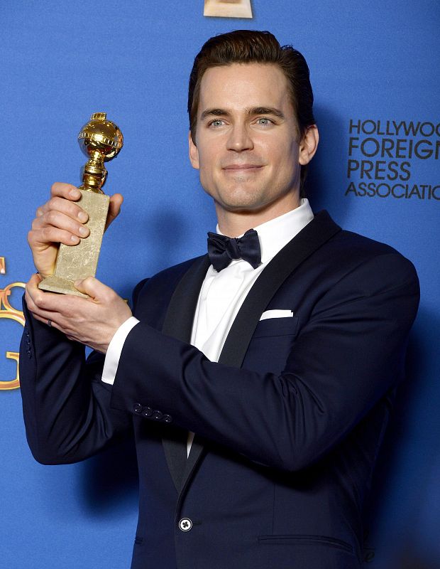 El actor Matt Bomer posa con su premio a mejor actor de miniserie o película de televisión por 'The Normal Heart'