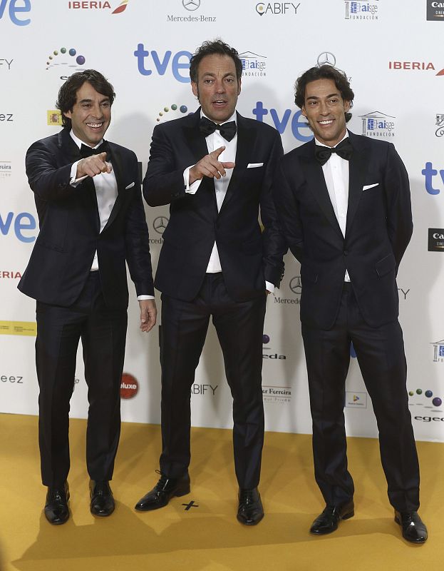 Los integrantes de Café Quijano: Raúl (i), Manuel (c) y Óscar (d) Quijano posan en el photocall previo a la gala de los XX Premios Forqué