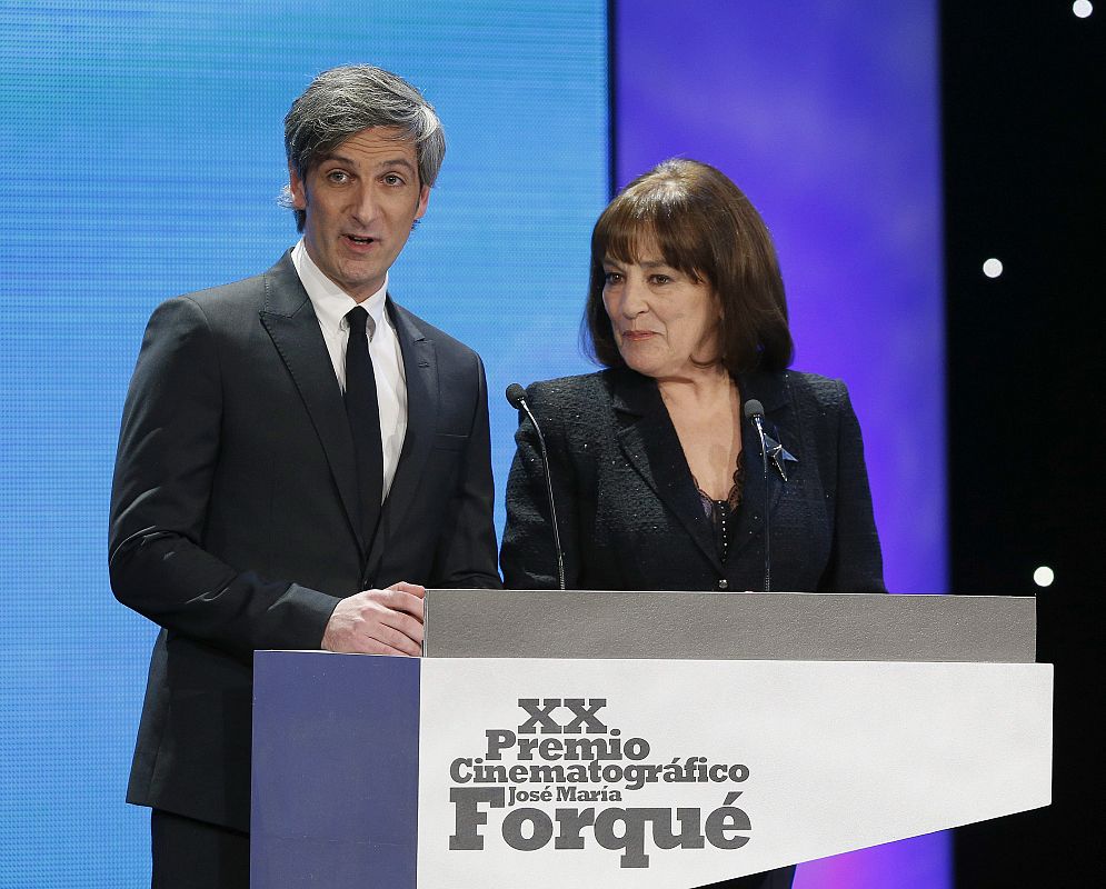 Los actores Ernesto Alterio (i) y Carmen Maura, durante la gala de los XX Premios Cinematograficos Jose María Forqué