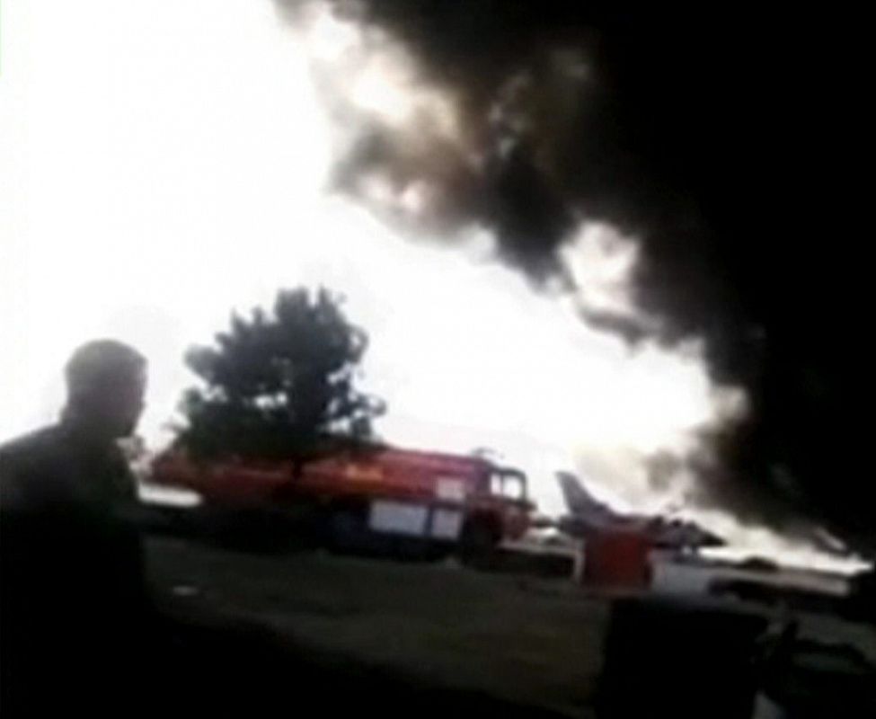 Imagen capturada de un vídeo de EFETV del interior de la base aérea de Los Llanos, donde se trabajaba para extinguir el fuego causado por el accidente.