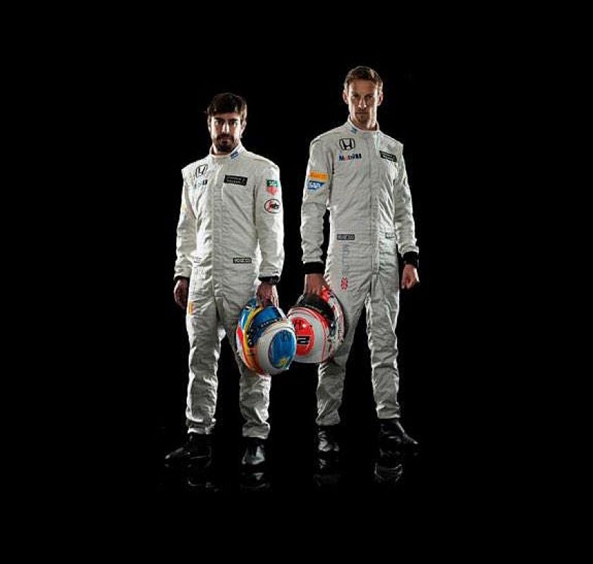 Jenson Button y Fernando Alonso posan con su nuevo mono de McLaren.