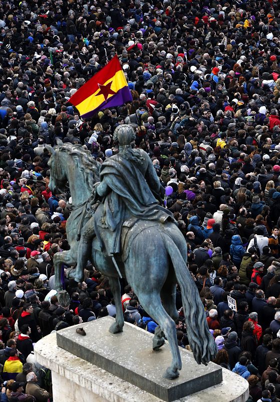 La estatua ecuestre de Carlos III en la Puerta del Sol observa a los miles de personas concentradas con motivo de la "marcha del cambio".