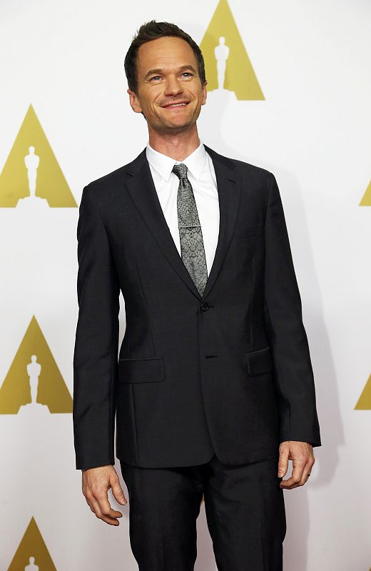 El presentador de la ceremonia de los Oscar 2015, Neil Patrick Harris, saluda a la prensa en la alfombra roja del almuerzo de los nominados.