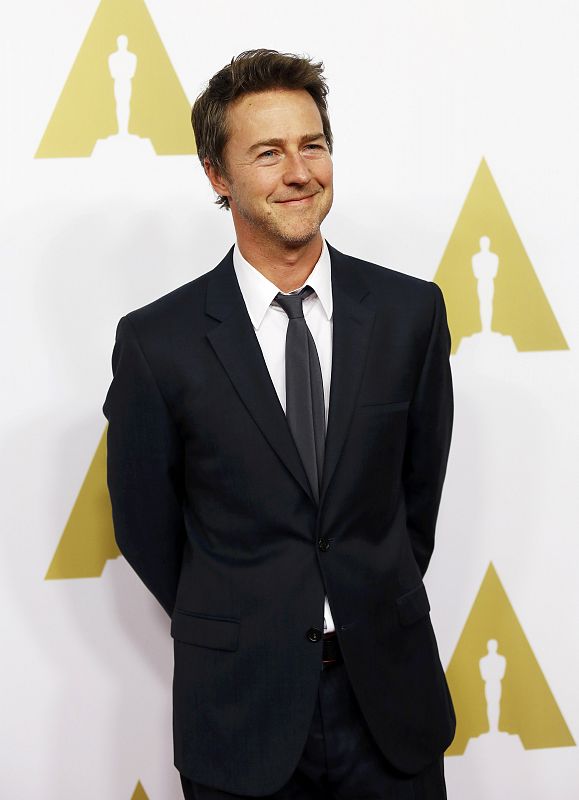 Edward Norton, nominado a mejor actor de reparto por su papel en 'Birdman', a su llegada al almuerzo de los nominados a los Oscar 2015.