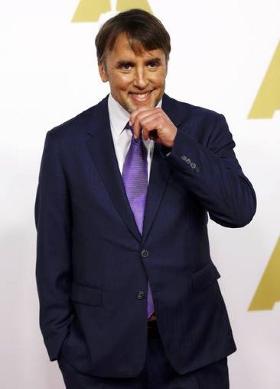 El director Richard Linklater, nominado por "Boyhood", en la alformbra roja del almuerzo de los nominados a los Oscar celebrado en Beverly Hills, California.
