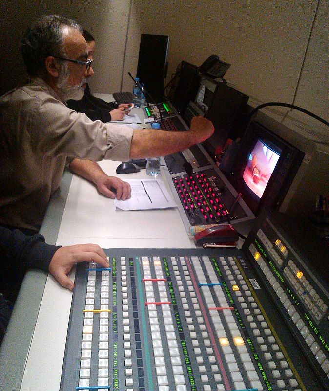 En el control de realización Juan Carlos González va mezclando las cámaras durante al grabación del programa.