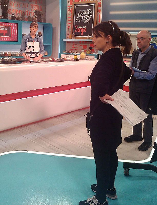 ¡Silencio! ¡Grabando! La regidora controla en plato los tiempos del  programa y coordina a todos los que están trabajando en ese momento en el plató y el control de realización.