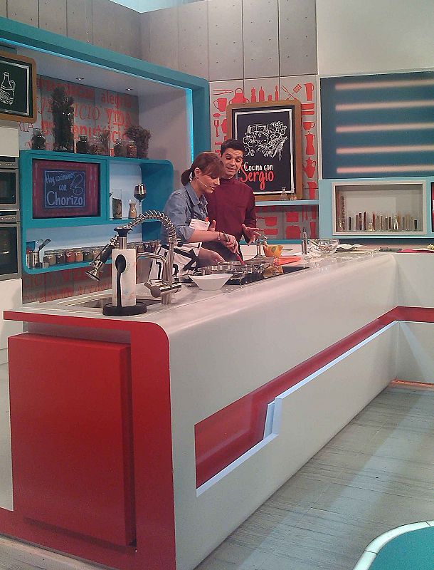 Sergio y Pepa ya están en plena grabación cocinando en directo y llenando el plató de un olor increíble.